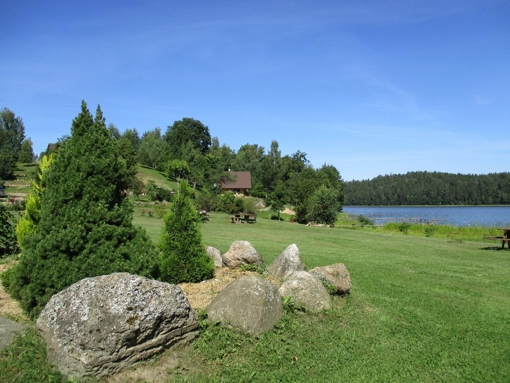 Ezerkalni Villa Raiskums Bagian luar foto