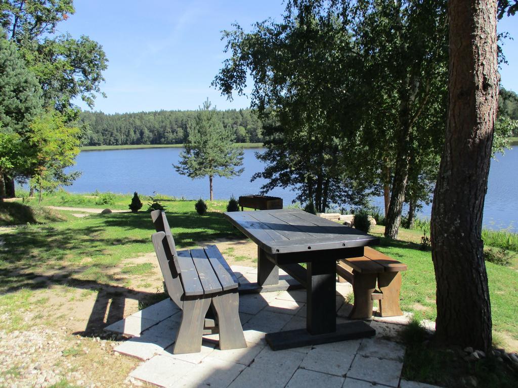 Ezerkalni Villa Raiskums Bagian luar foto