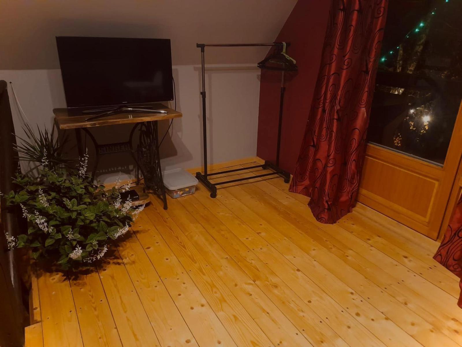 Ezerkalni Villa Raiskums Bagian luar foto