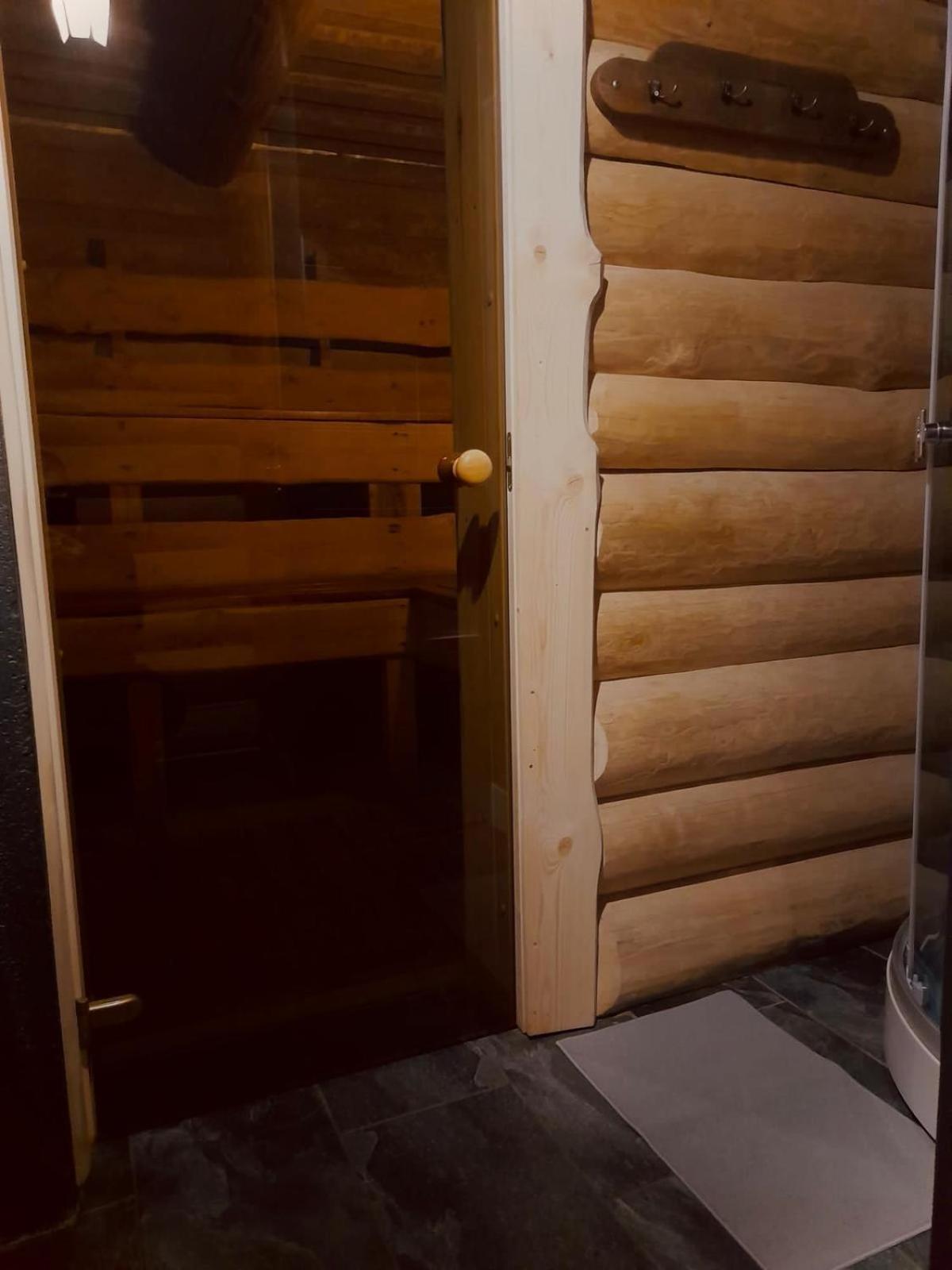 Ezerkalni Villa Raiskums Bagian luar foto