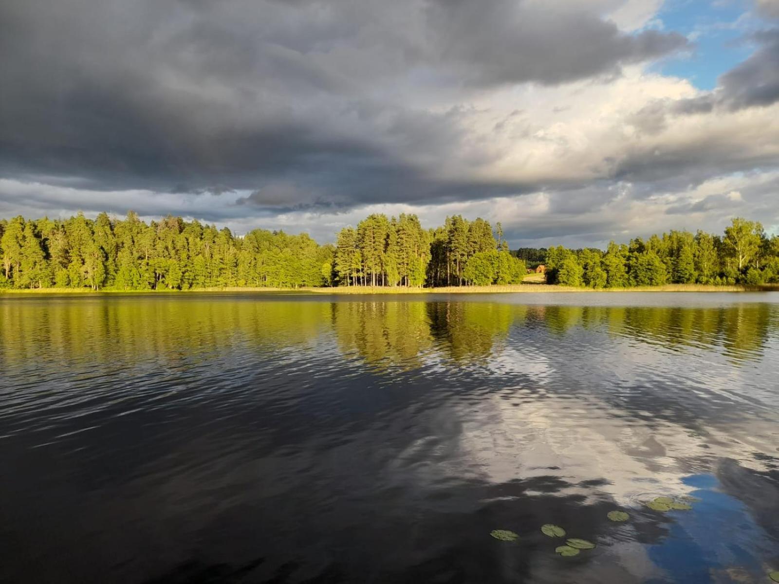 Ezerkalni Villa Raiskums Bagian luar foto