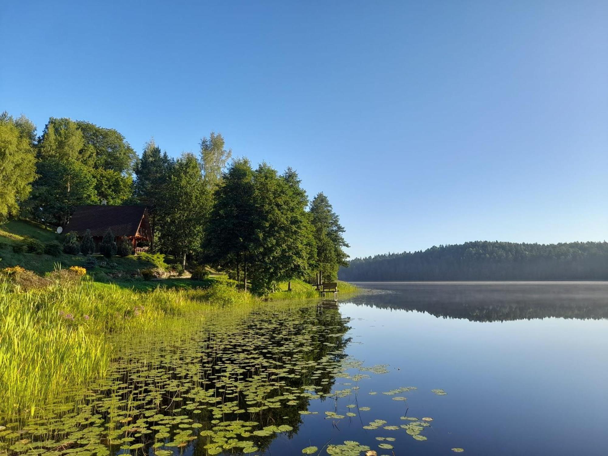 Ezerkalni Villa Raiskums Bagian luar foto