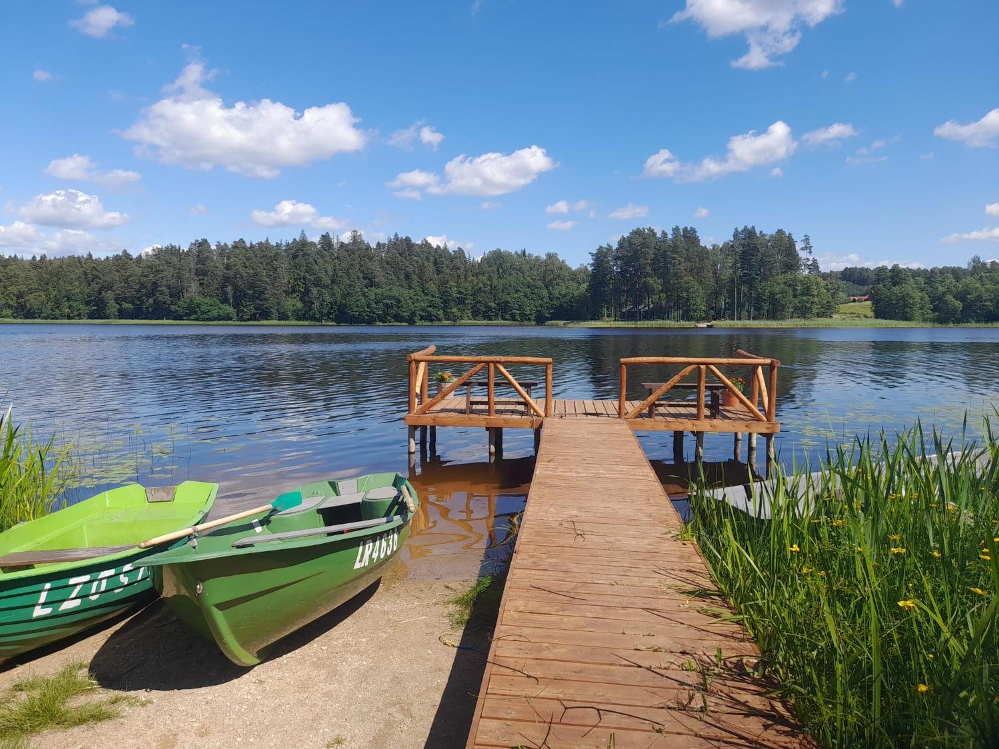 Ezerkalni Villa Raiskums Bagian luar foto