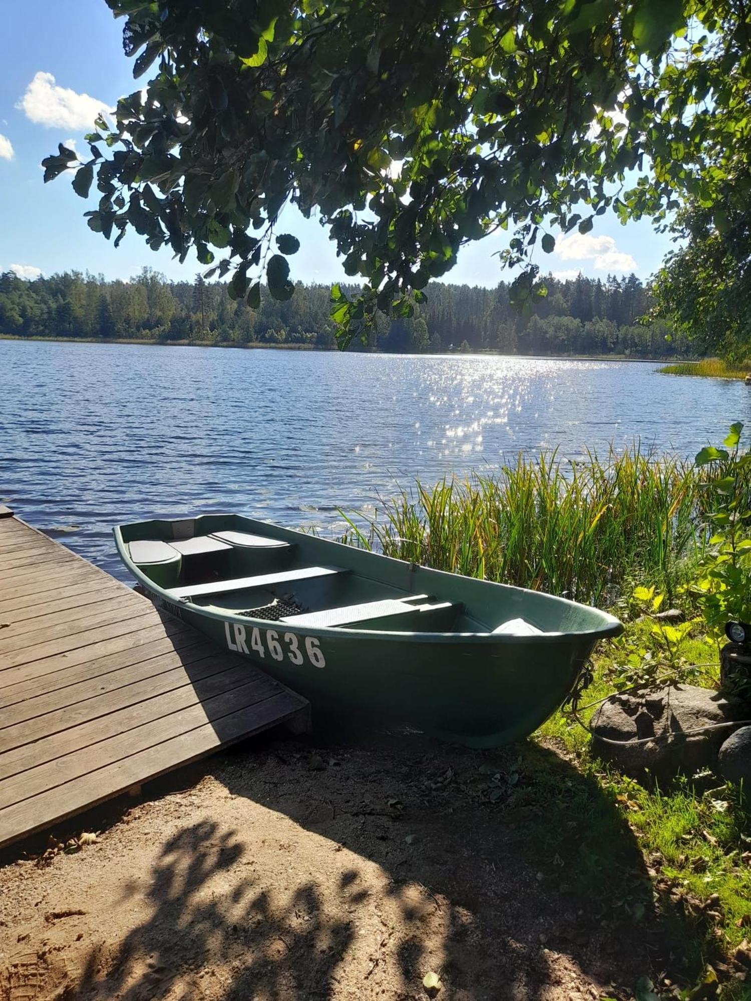 Ezerkalni Villa Raiskums Bagian luar foto