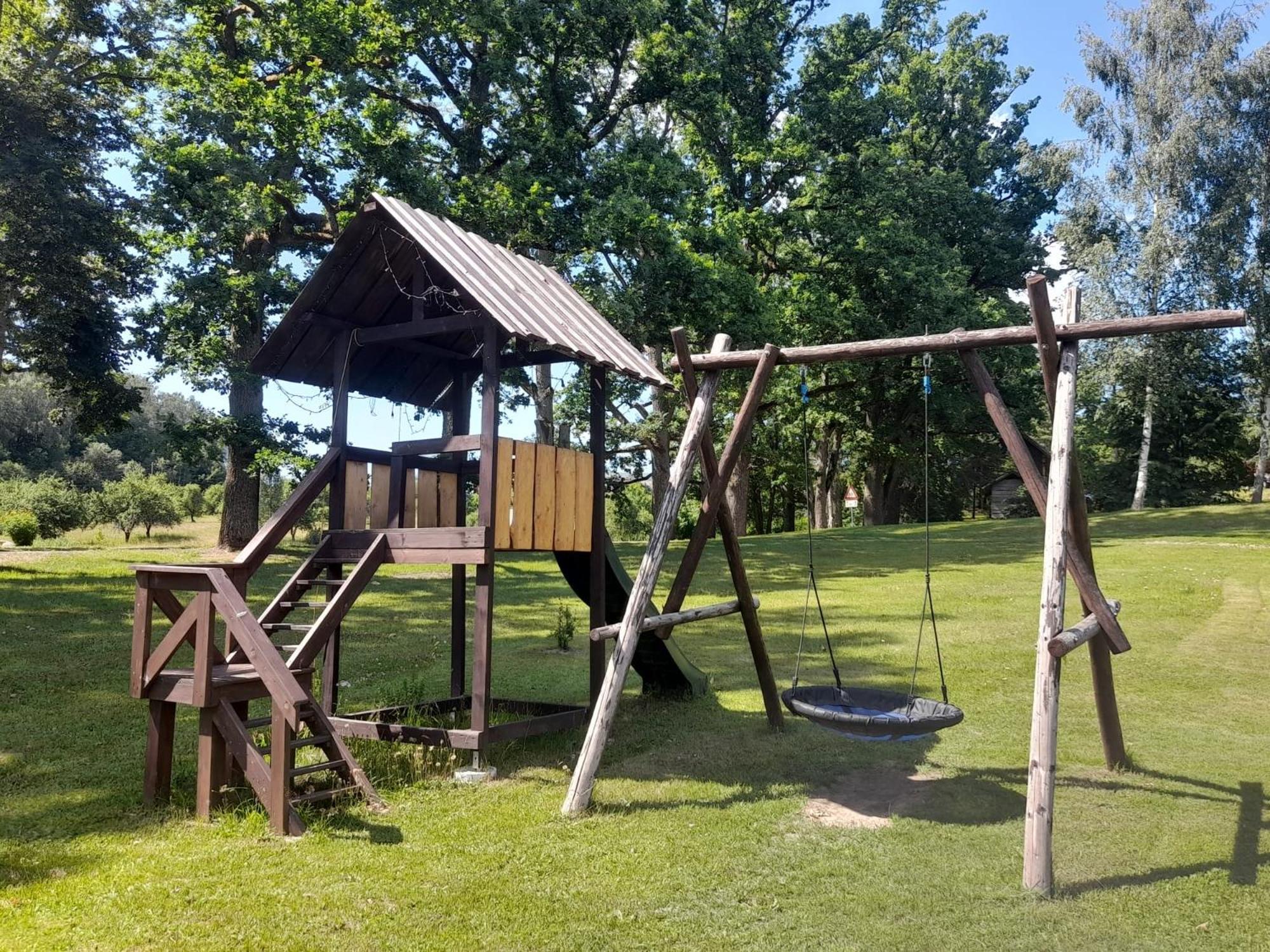 Ezerkalni Villa Raiskums Bagian luar foto