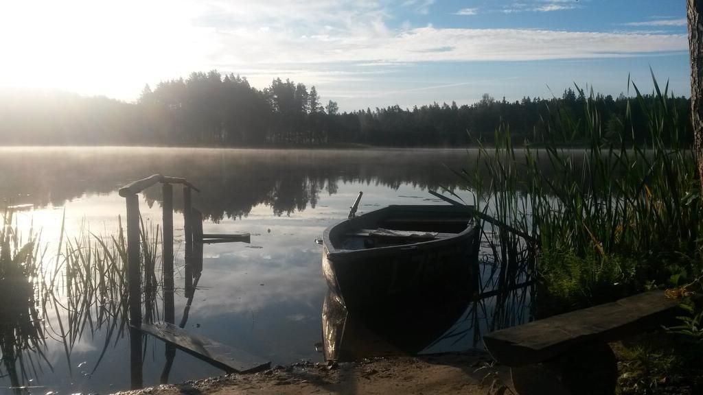 Ezerkalni Villa Raiskums Bagian luar foto