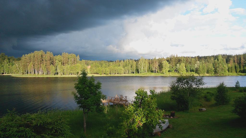 Ezerkalni Villa Raiskums Bagian luar foto