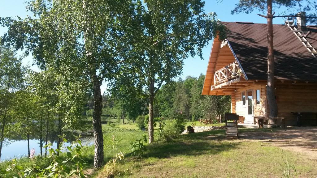Ezerkalni Villa Raiskums Bagian luar foto