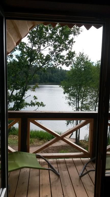 Ezerkalni Villa Raiskums Bagian luar foto