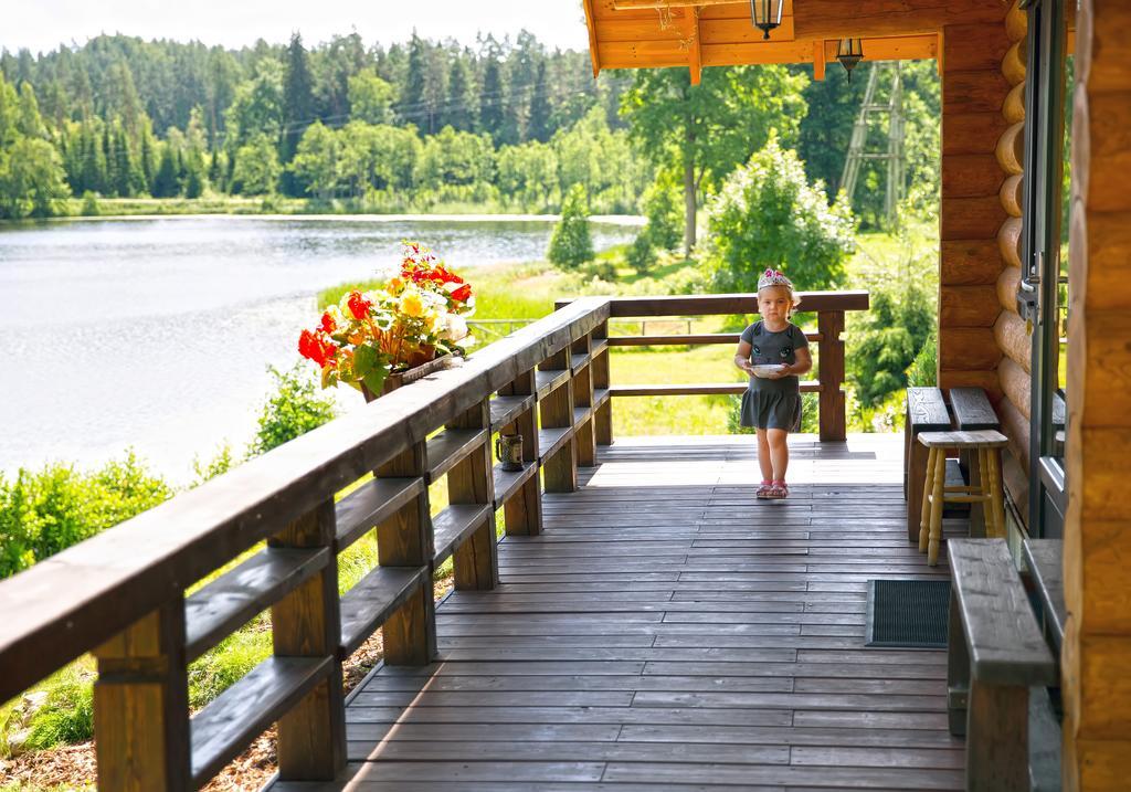 Ezerkalni Villa Raiskums Bagian luar foto