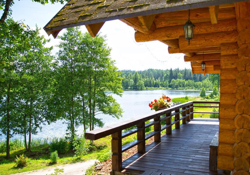 Ezerkalni Villa Raiskums Bagian luar foto